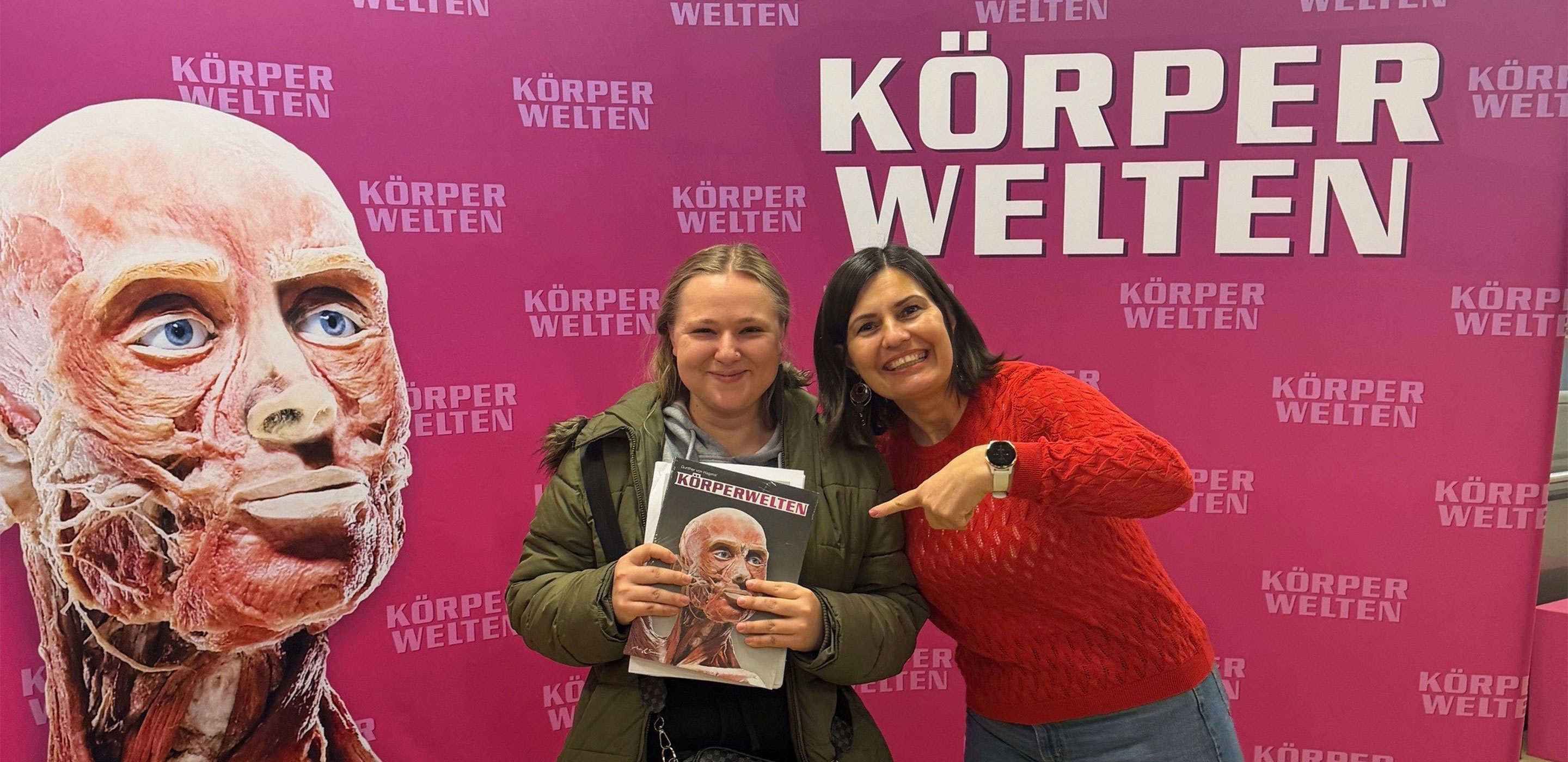 Pflegelehrling Katharina und Praxisanleiterin Yvonne zu Besuch bei der Ausstellung "Körperwelten"