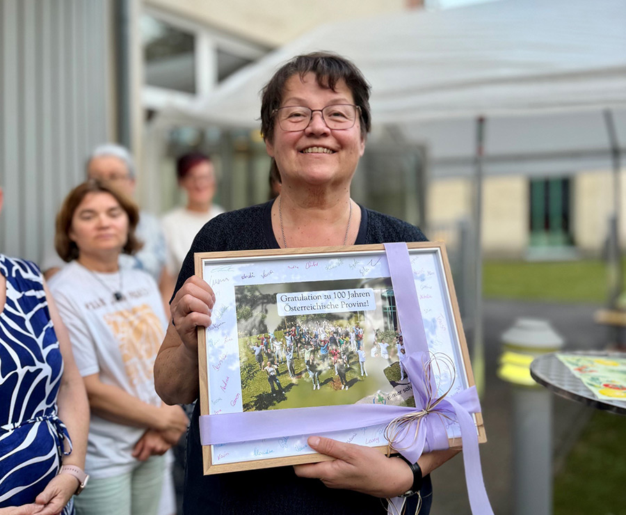 Sr. Teresa SDS mit Geschenk von Mater Salvatoris