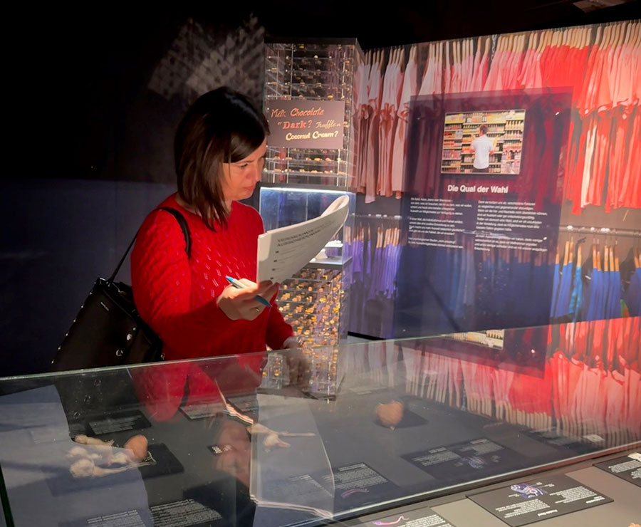 Mitarbeiterin Yvonne macht das Quiz der Ausstellung Körperwelten