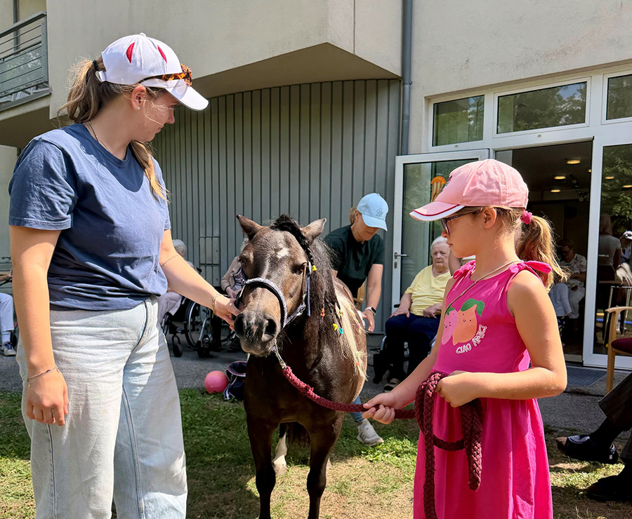 Kind mit Therapiepferd
