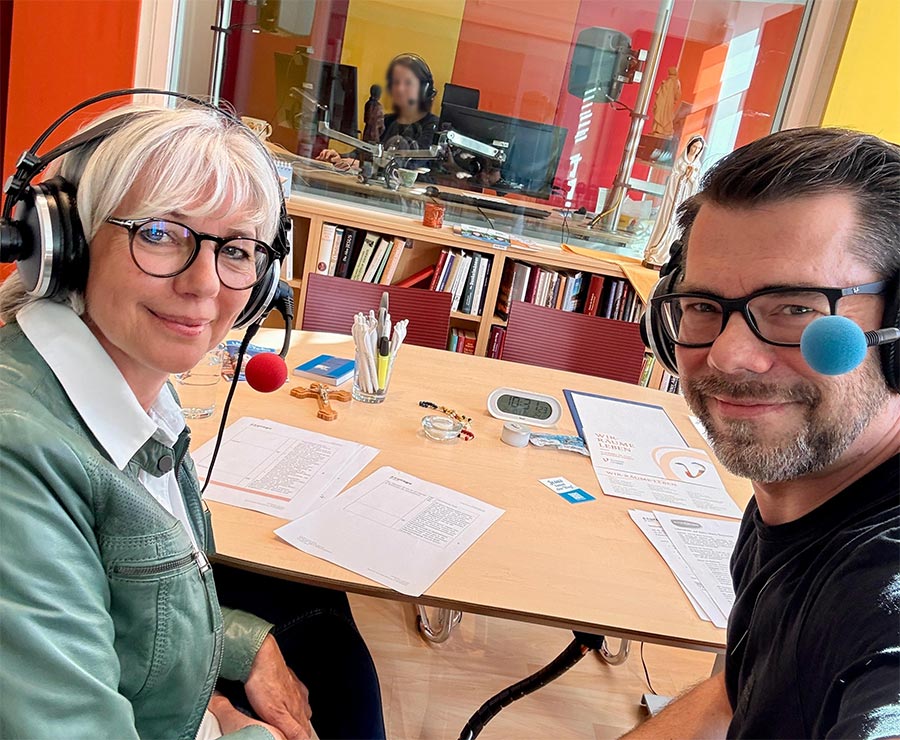 Gerlinde Göschelbauer und Günther Schranz im Studio von Radio Maria bei der Sendungsaufzeichnung