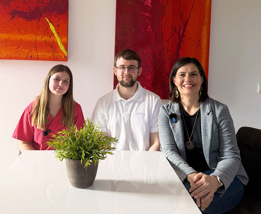 Pflegelehrlinge Natalie und Benjamin mit Praxisanleiterin Yvonne