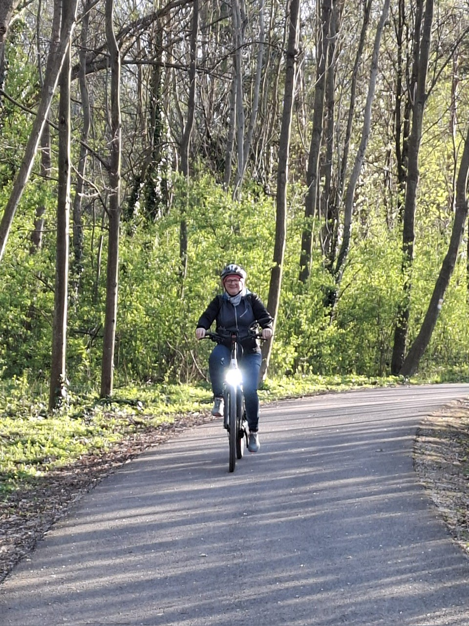 Monika Baumgartner beim Radfahren