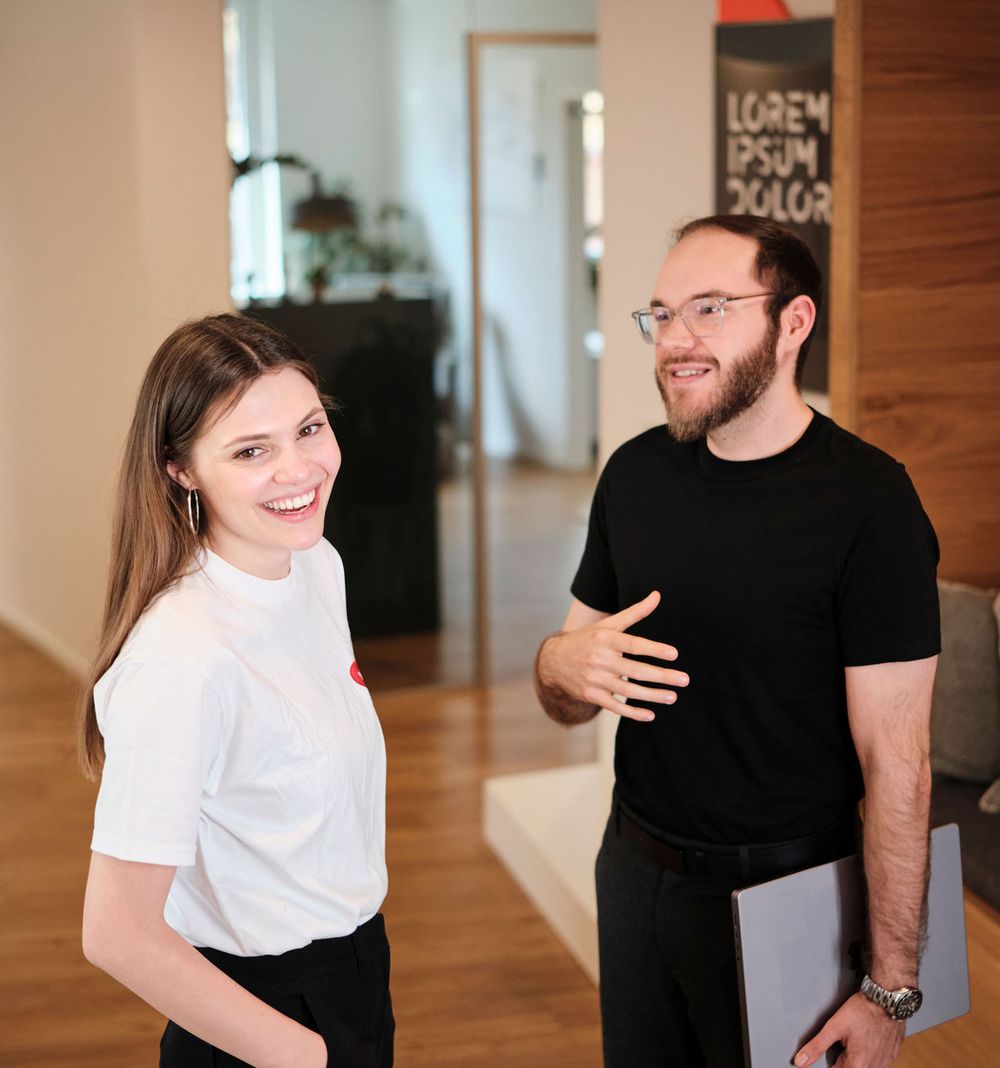 Zwei W3 Mitarbeiter welche sich lachend unterhalten