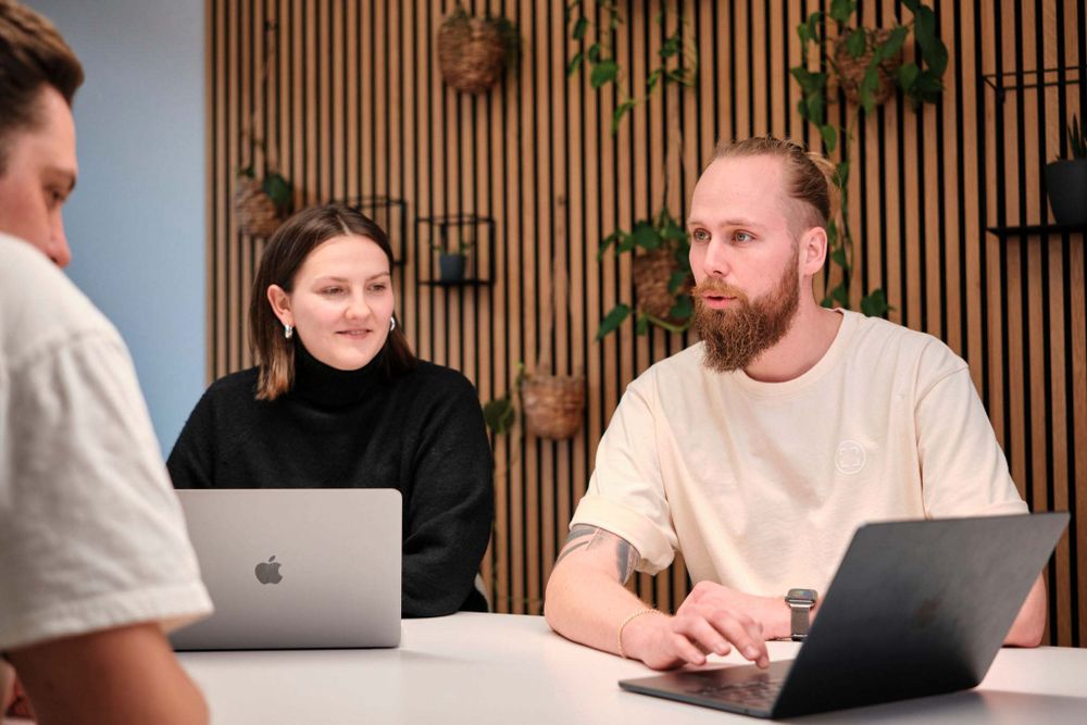 Mara und Chris an ihre Laptops