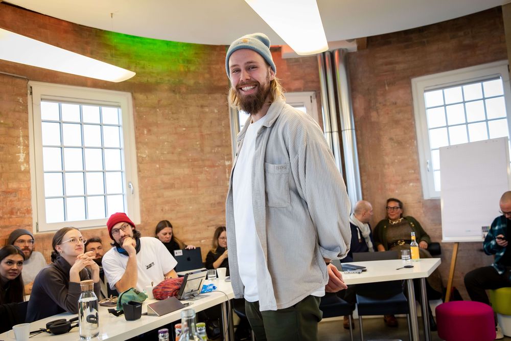Vortrag oder Workshop mit Publikum in einem modernen Raum.
