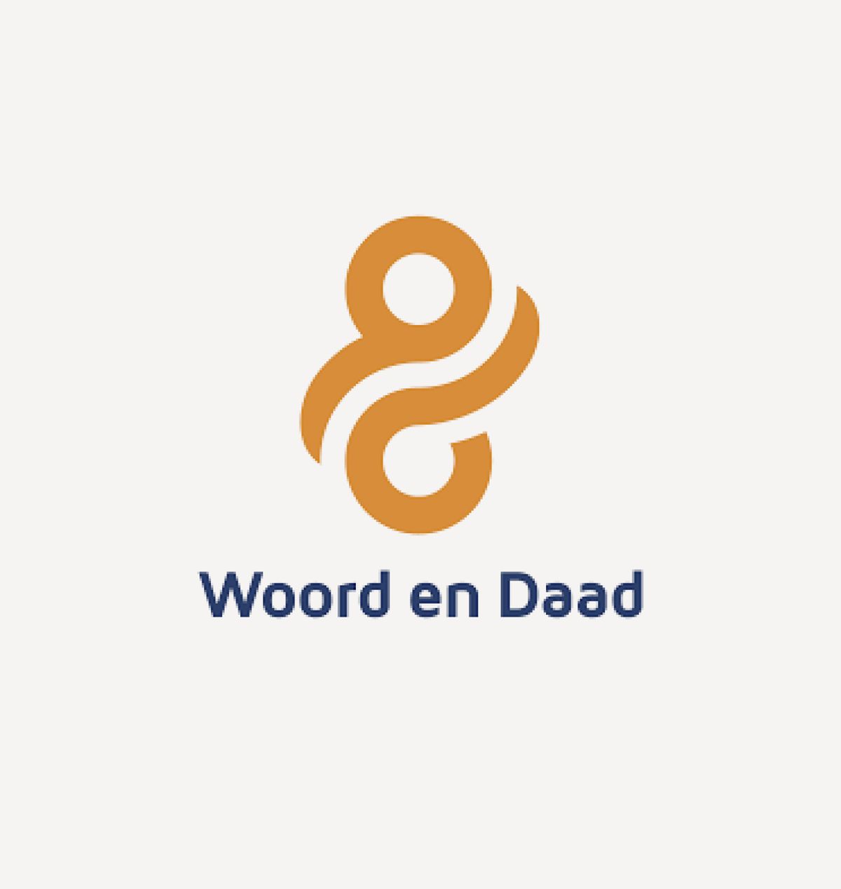 Een oranje logo met een gestileerde "&"-teken boven de tekst "Woord en Daad" in donkere letters op een lichte achtergrond.