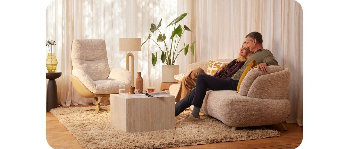 koppel samen op de bank relaxen creme kleur landingspagina