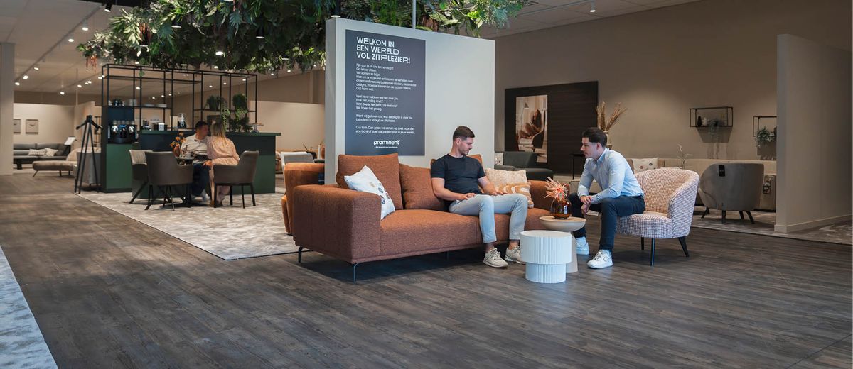 medewerker praat met klant in luxe prominent winkel algemeen header