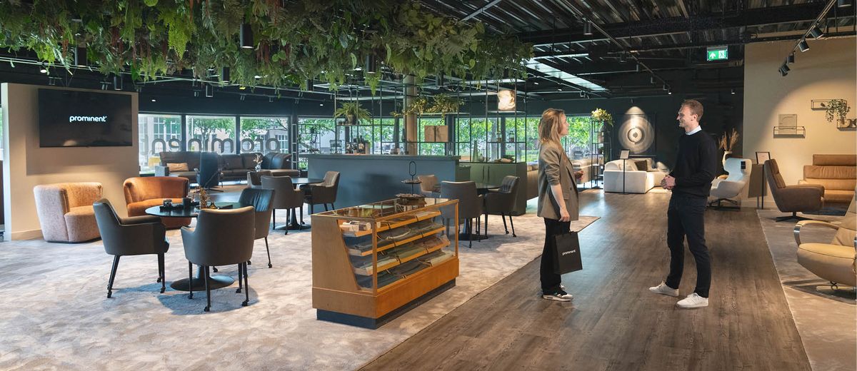 medewerker praat met klant in luxe prominent winkel algemeen header