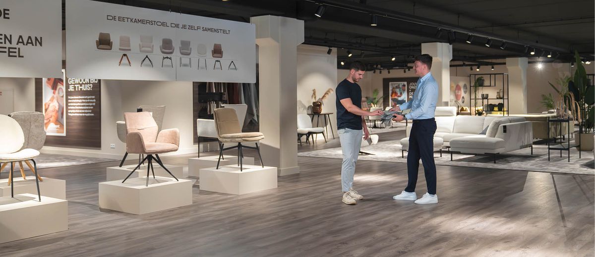 medewerker laat verschillende stoffen zien aan een klant header