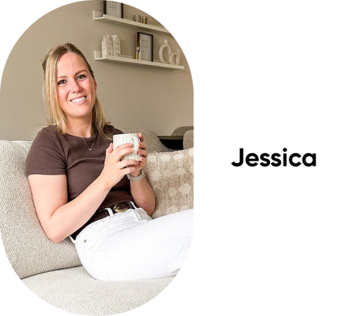 Een vrouw zit op een bank, houdt een mok vast en glimlacht. Op de achtergrond staan ​​planken met decoratie. Aan de rechterkant verschijnt de tekst "Jessica".