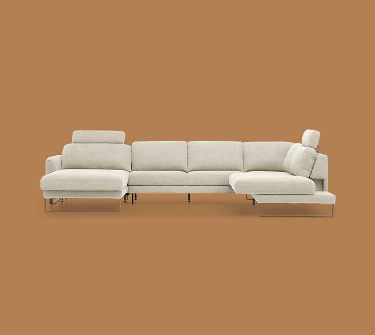 Crèmekleurige modulaire bank met verstelbare rug- en hoofdsteunen, geplaatst tegen een oranje achtergrond.