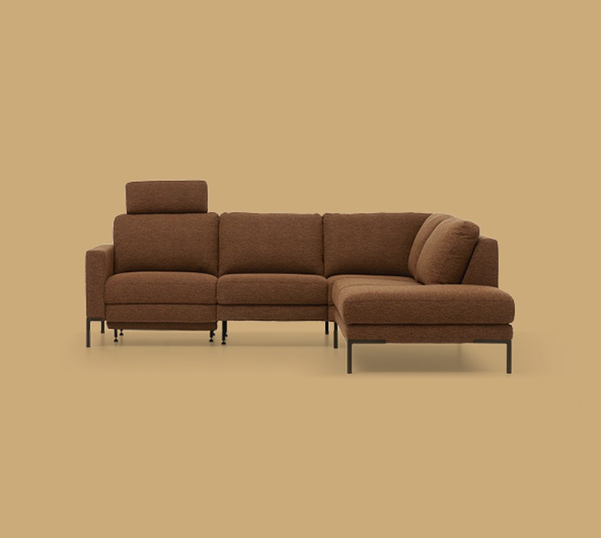 Bruine hoekbank met een hoofdsteun aan de linkerkant op metalen poten, geplaatst tegen een effen beige achtergrond.