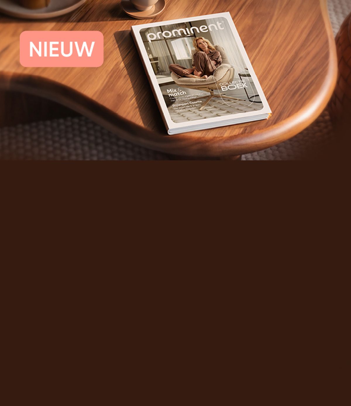 A wooden table with a magazine featuring a seated woman on the cover. A pink label with "NIEUW" is placed on the image.