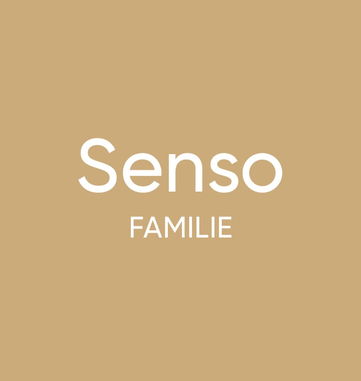 Beige achtergrond met in witte letters de woorden "Senso" en "FAMILIE".