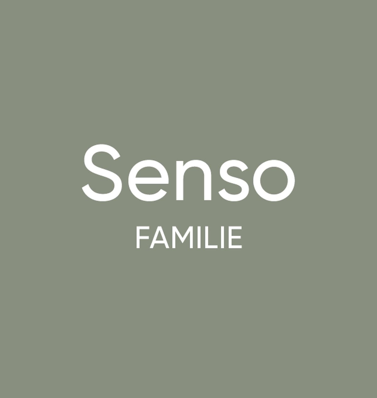 Groene achtergrond met witte tekst "Senso FAMILIE" in het midden.