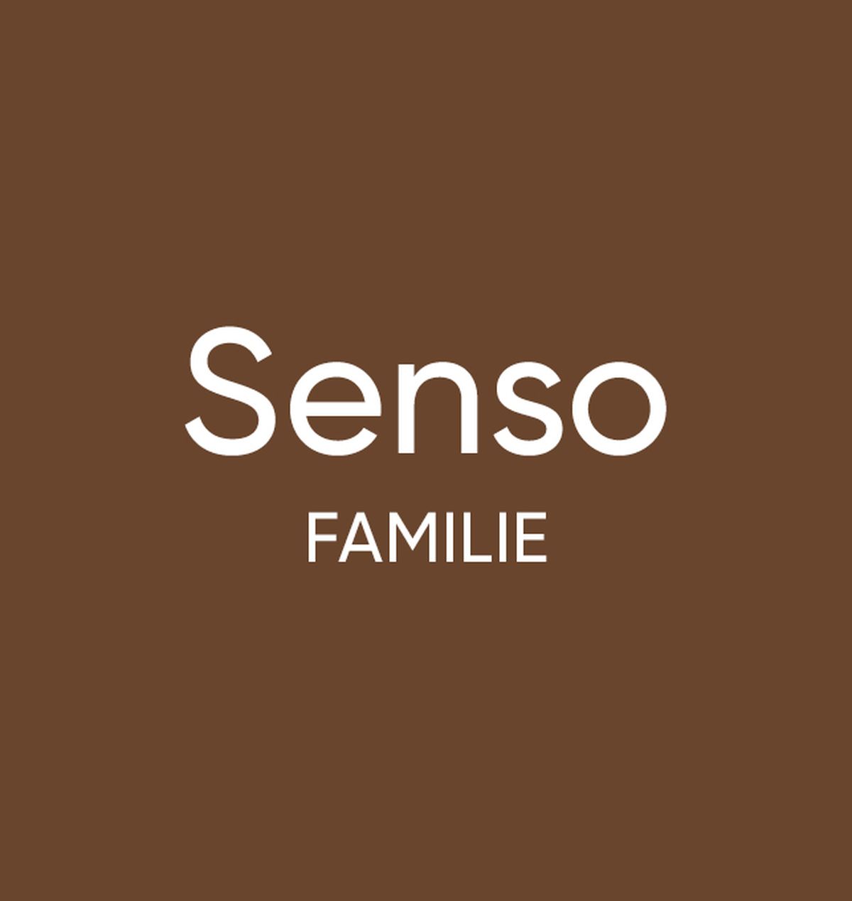 Bruine achtergrond met de witte tekst "Senso FAMILIE" in het midden.