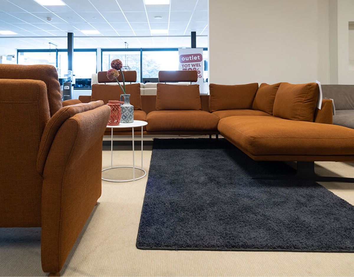 outlet met 2 oranje banken in beneden leeuwen