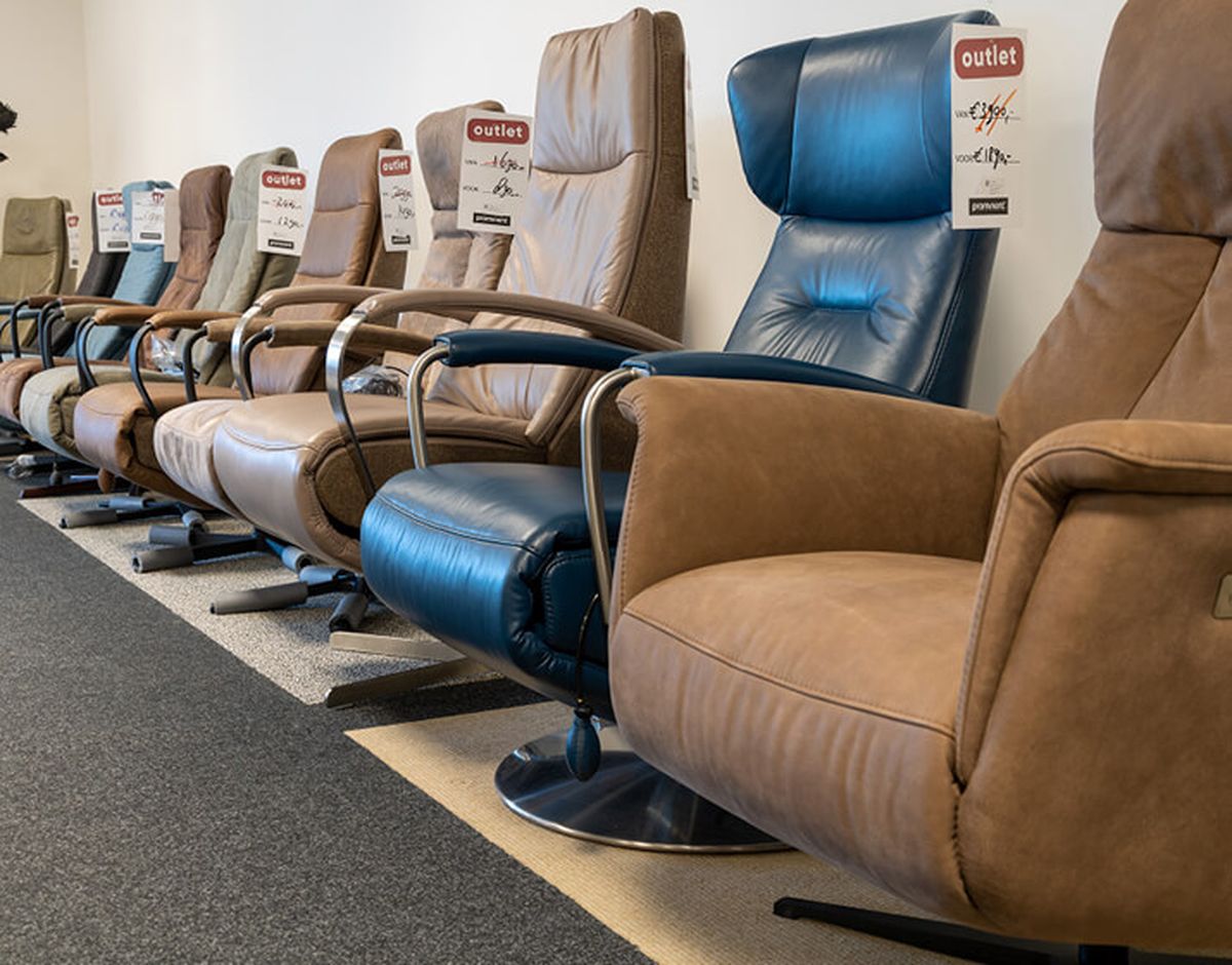 verschillende stoelen met blauwe kleuren en bruine tinten in de uitlet