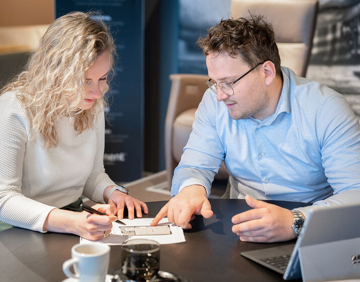 medewerker helpt klant in best