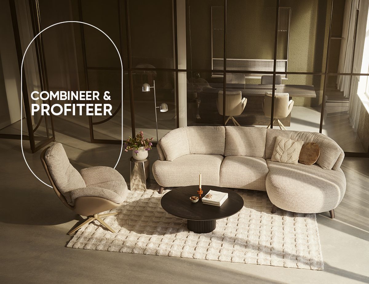 Een moderne woonkamer met een beige bank, een fauteuil, een ronde salontafel en een vloerkleed met textuur; aan de linkerkant staat de tekst "Combineer & Profiteer".