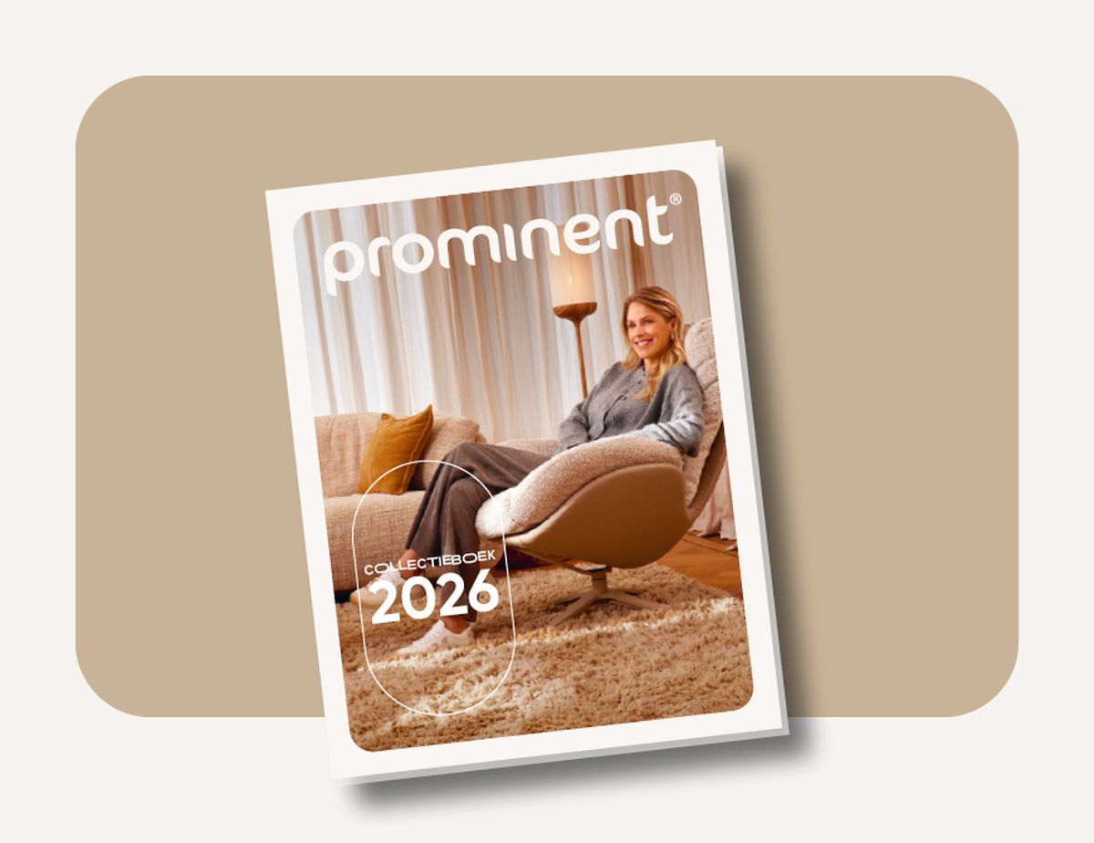 Magazine cover titled "Prominent Collectieboek 2026" featuring a smiling woman sitting on a cozy chair in a warmly lit room.