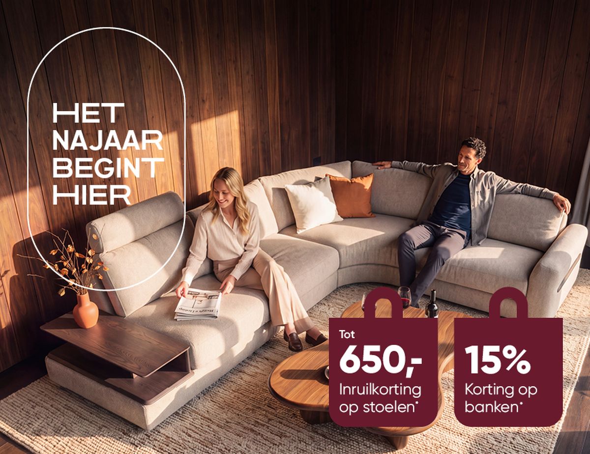 Twee mensen ontspannen op een grijze hoekbank in een modern ingerichte kamer met houten muren, met teksten over herfstaanbiedingen op meubels.
