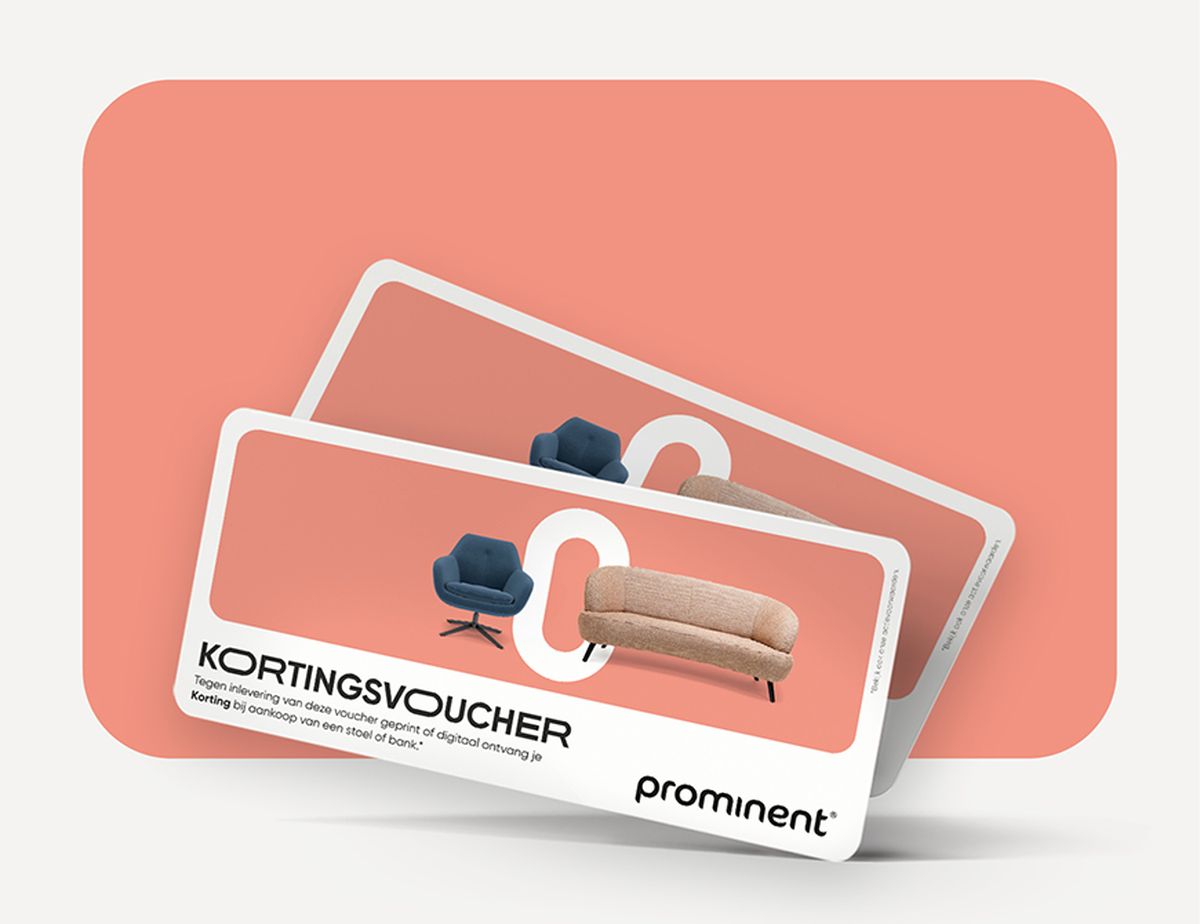 Twee kortingsvouchers van Prominent met afbeeldingen van een fauteuil en een bank, tegen een perzikkleurige achtergrond.