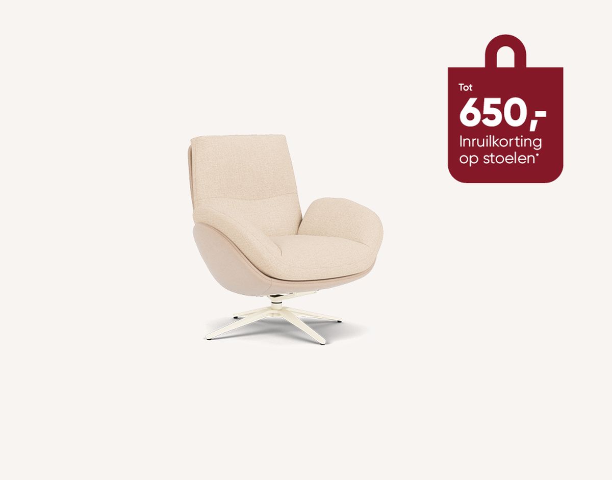 Beige draaistoel met een crèmekleurige zitting en een metalen voet. Tekst: "Tot 650,- inruilkorting op stoelen" op rode winkelhangesymbool.