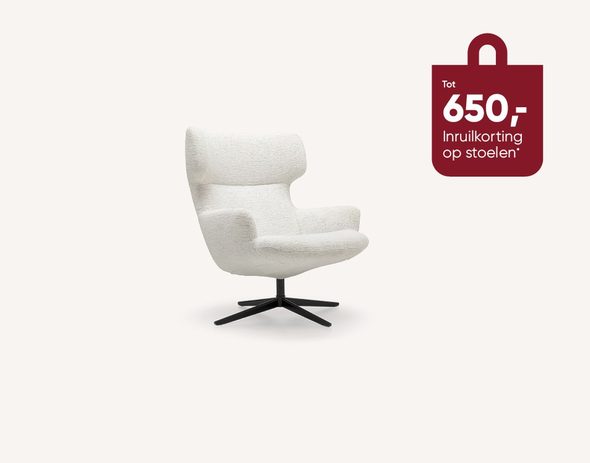 Witte, moderne fauteuil met zwart metalen draaivoet. Rode kortingssticker vermeldt tot 650 euro inruilkorting op stoelen.