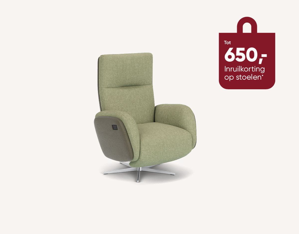 Groene fauteuil met een moderne uitstraling en roestvrijstalen draaivoet; rechtsbovenin staat "Tot 650,- inruilkorting op stoelen" in een rode badge.