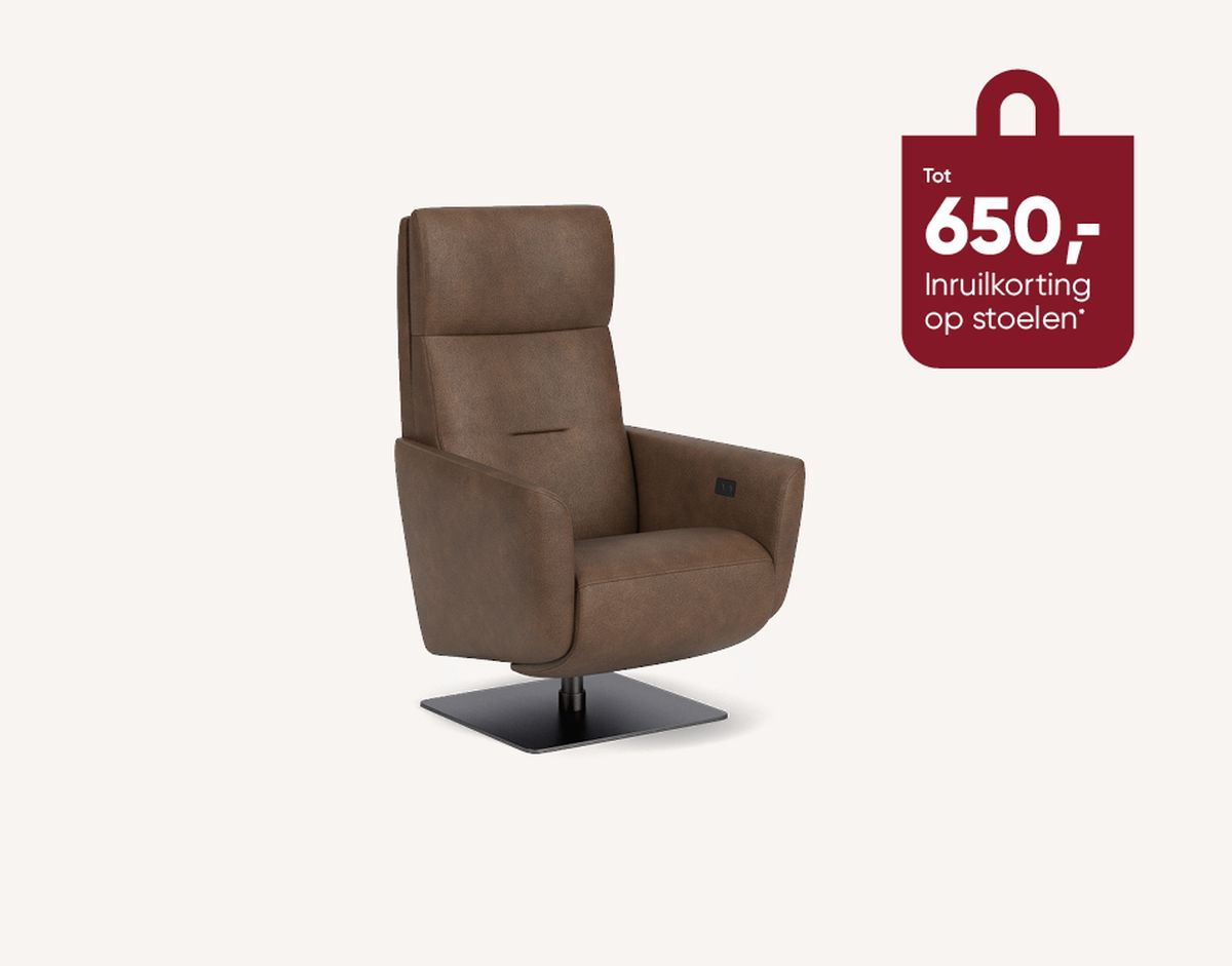 Bruine fauteuil met hoge rugleuning en vierkante basis; rood label met "Tot 650,- Inruilkorting op stoelen" rechtsboven.
