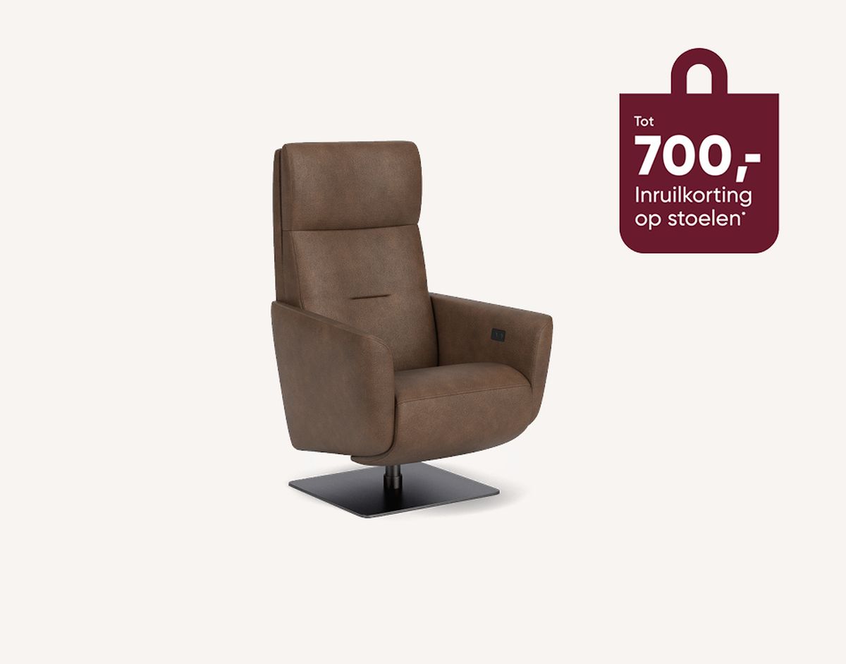 Brown recliner chair with modern design on a flat base, next to a promotional offer graphic in Dutch for a discount on chairs.