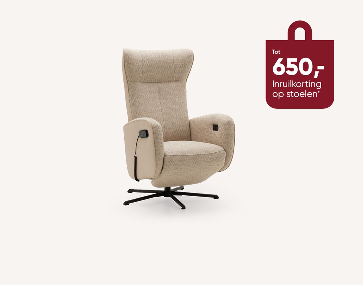 Beige relaxstoel met hoge rug en zwarte draaivoet. Aanbieding: Tot €650,- inruilkorting op stoelen.
