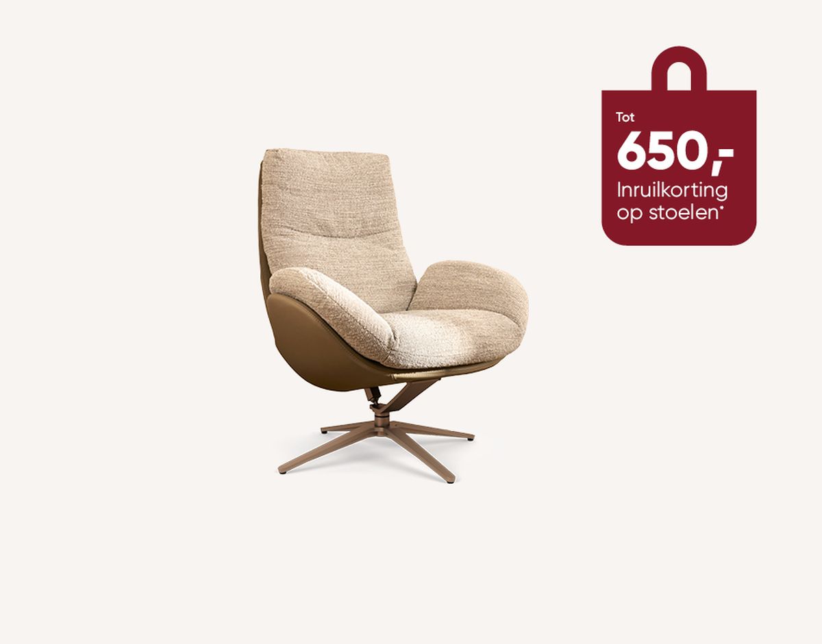 Beige draaifauteuil met metalen onderstel en een bord met tekst "Tot 650,- inruilkorting op stoelen".