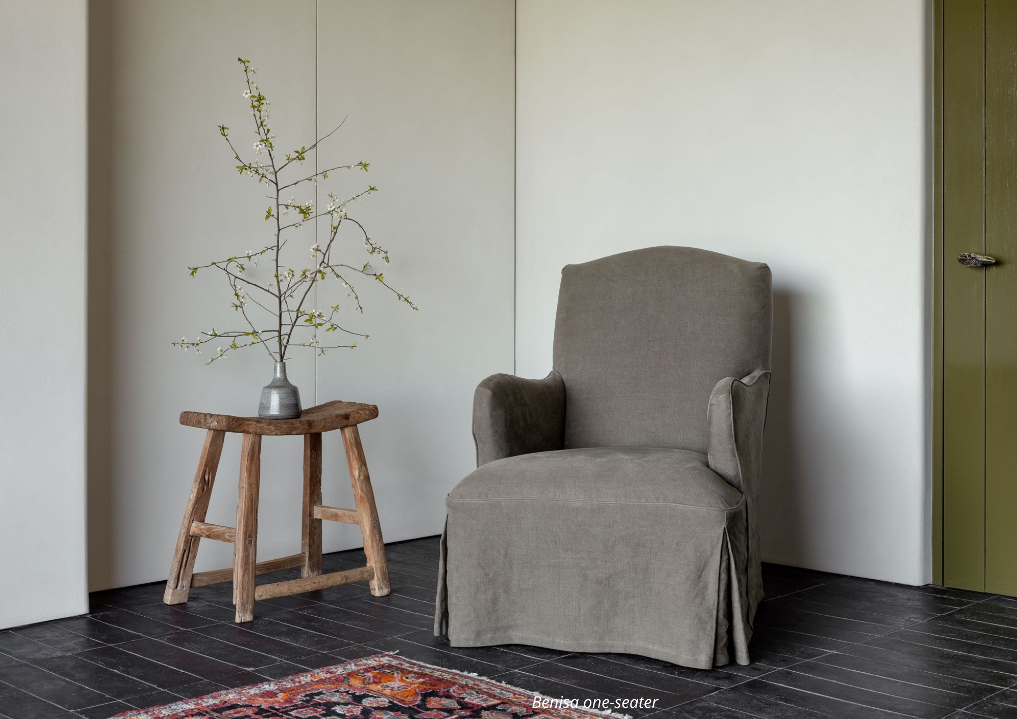 The Benisa one-seater offers simple elegance with a clean silhouette and tailored comfort, fitting seamlessly into any interior.