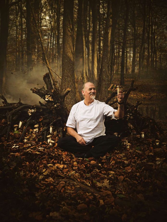 Køkkenchef i skoven med svampe