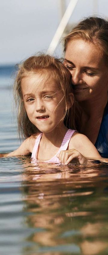 Pige med muskelsvind bader med sin mor