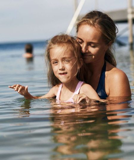 Pige med muskelsvind bader med sin mor