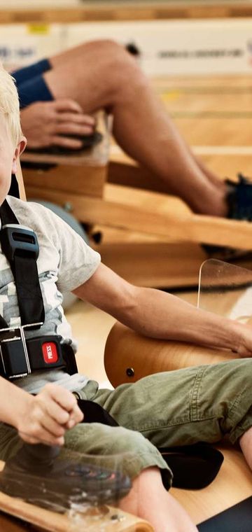 Dreng med muskelsvind i el hockey stol