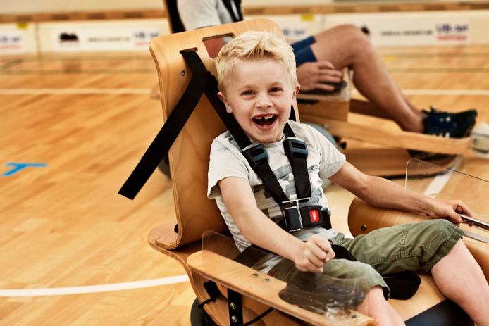 Dreng med muskelsvind i el hockey stol