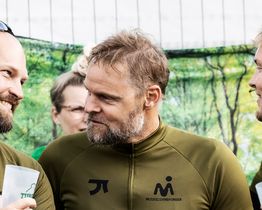 Mennesker, der cykler på hjul af Grøn