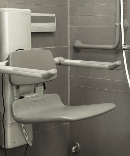 Væghængt badestol I-bolig