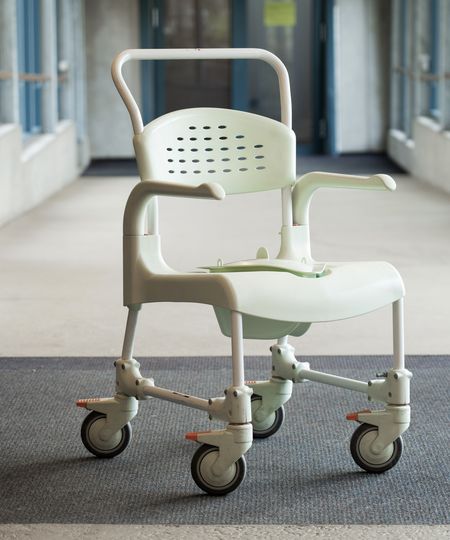 Toilet:bækkenstol med ryglæn og armlæn