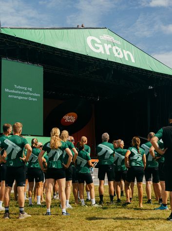 ryttere i forskelsfeltet er samlet foran grøn scene