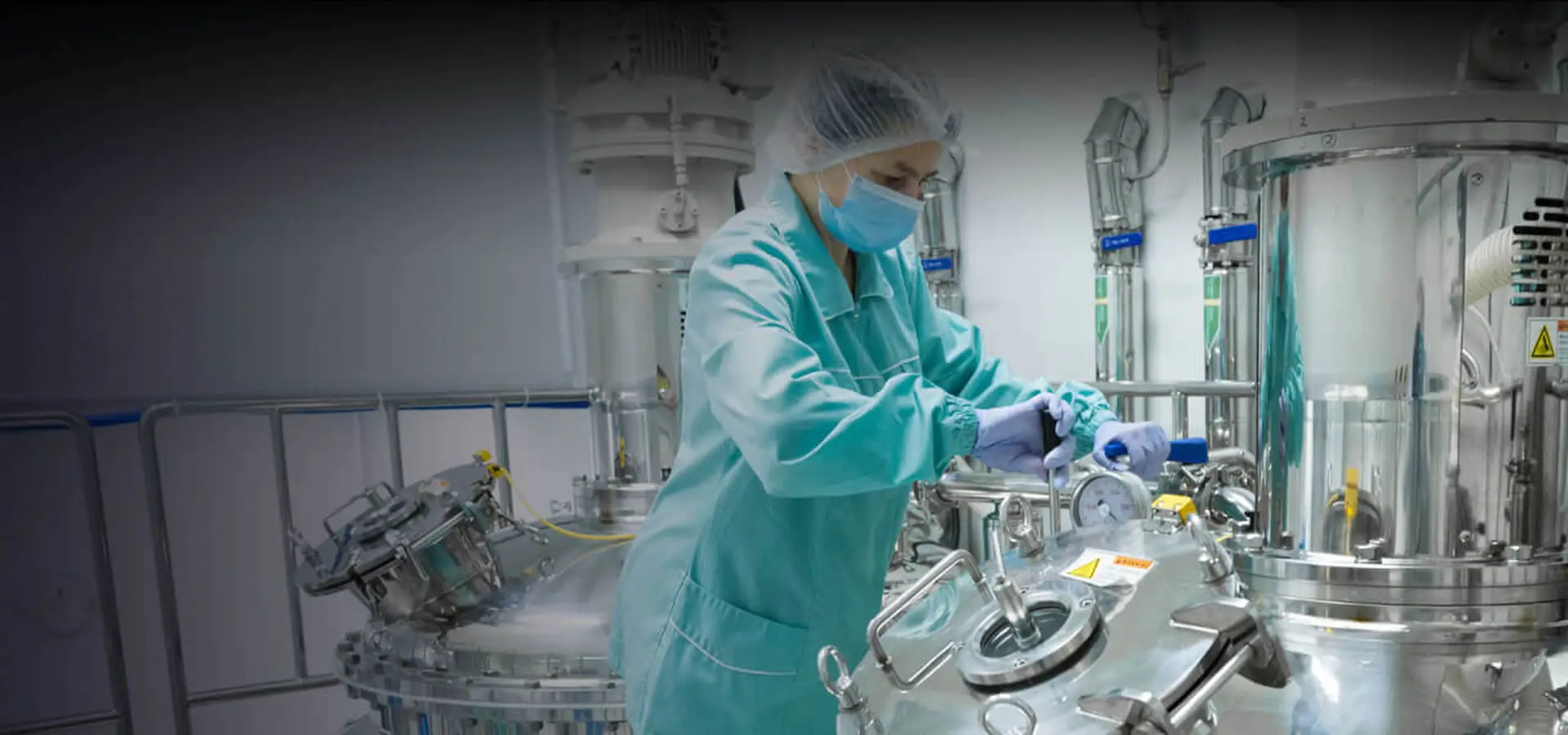 //a.storyblok.com/f/328957/71c9e5af4f/pharma-worker-adding-ingredients-1920.jpg