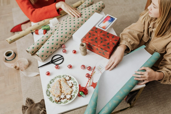 Illustration of people wrapping gifts
