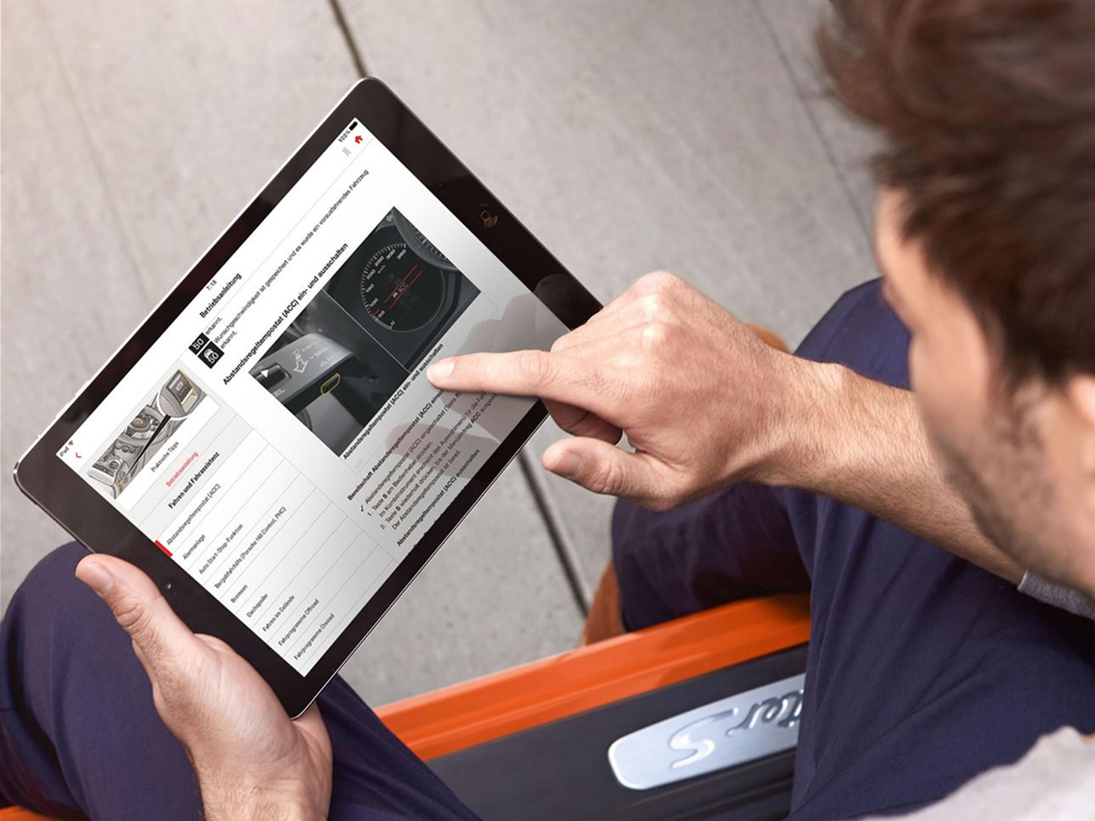 Ein Mann tippt auf einem Tablet