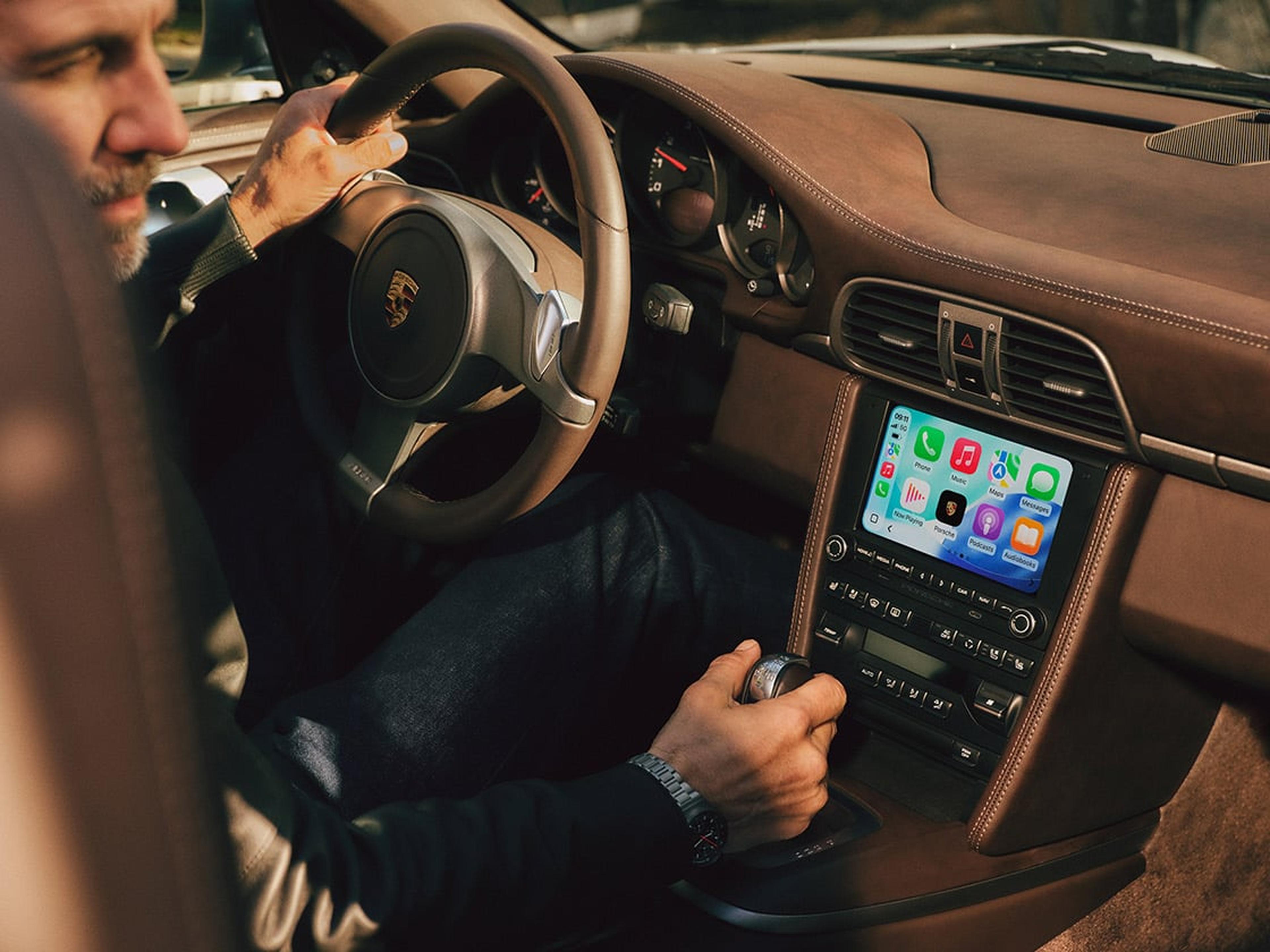 Boardcomputer im Innenraum eines Porsche Fahrzeugs.